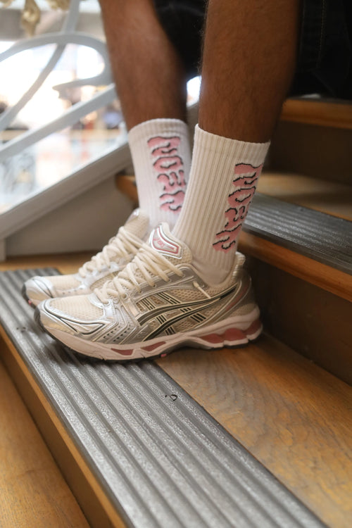 Chaussettes Signature Rose Neon portées streetwear
