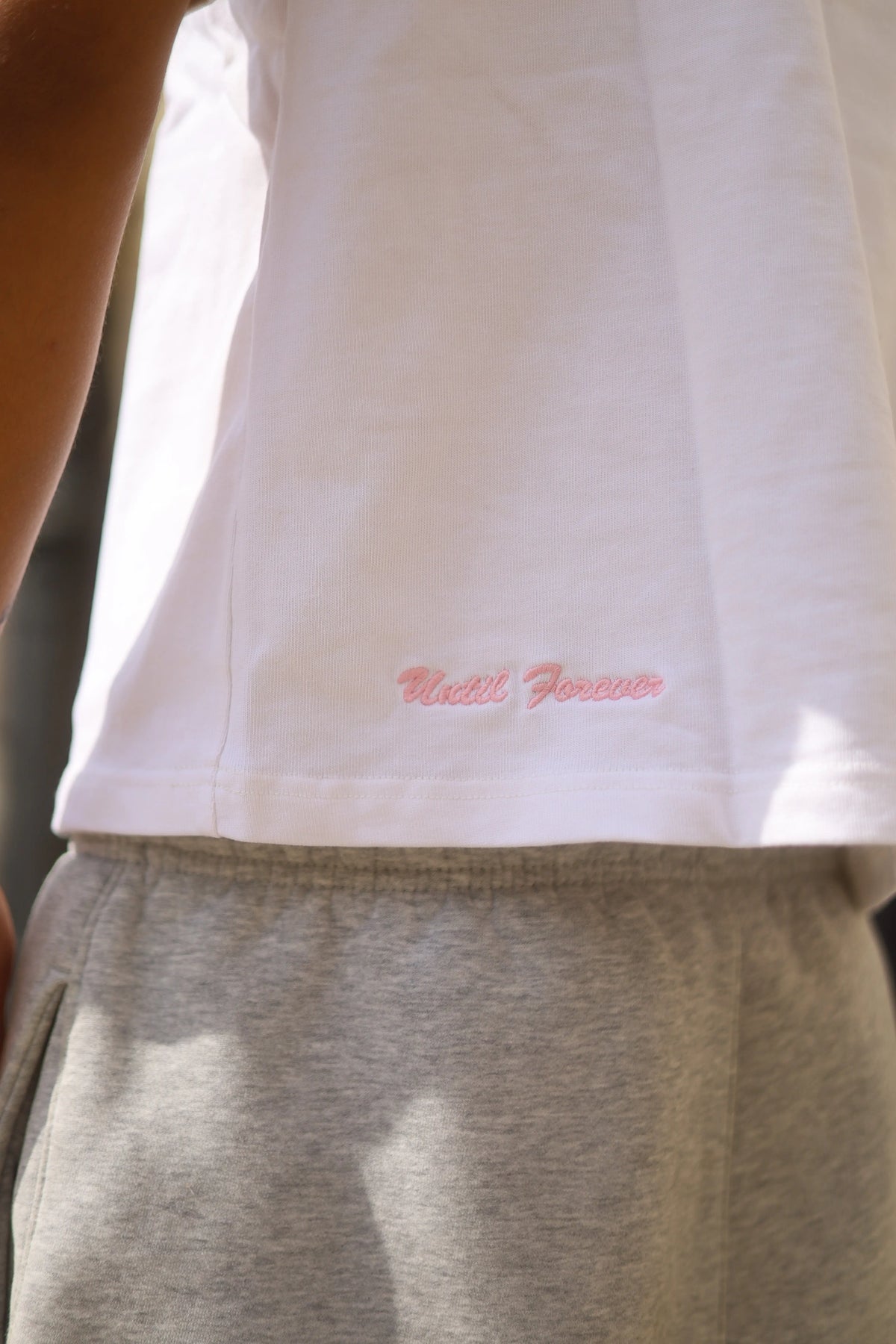 T-shirt streetwear Neon porté en situation